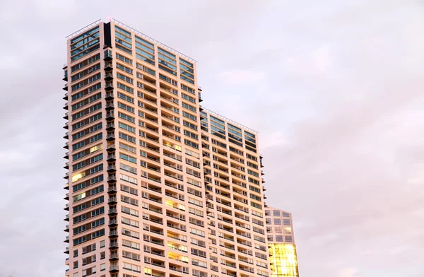 Osvětlenými mrakodrapy — Stock fotografie