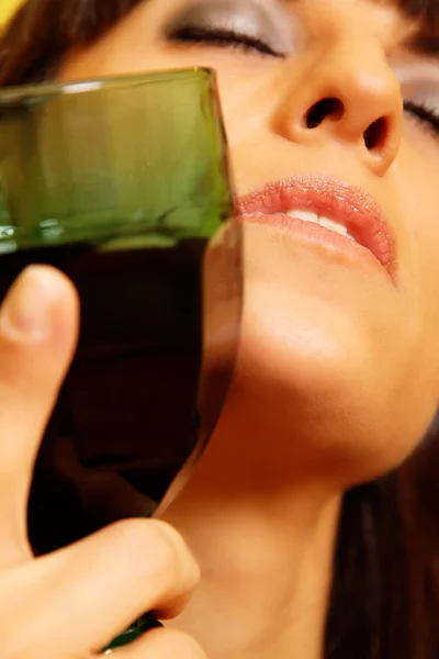 Frau mit einem Weinglas — Stockfoto