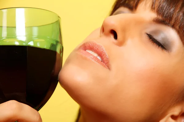 Mujer con una copa de vino —  Fotos de Stock