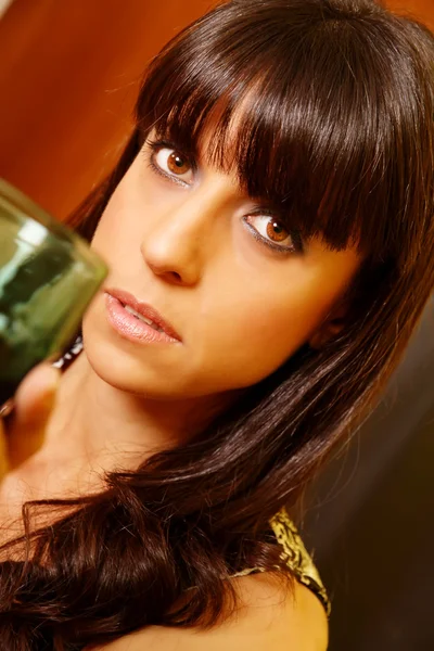 Donna con un bicchiere di vino — Foto Stock