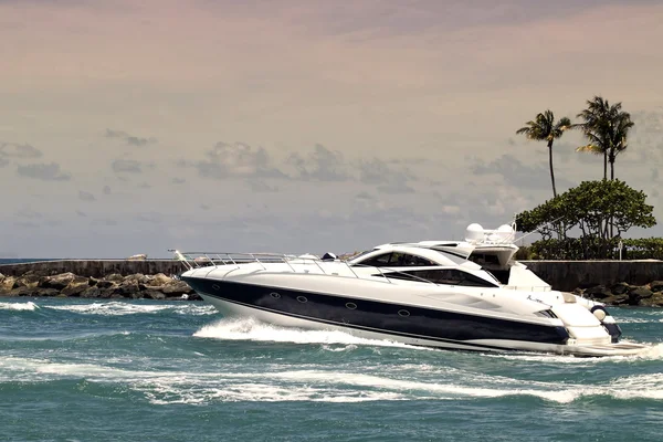 Yacht in inlet — Stock Photo, Image