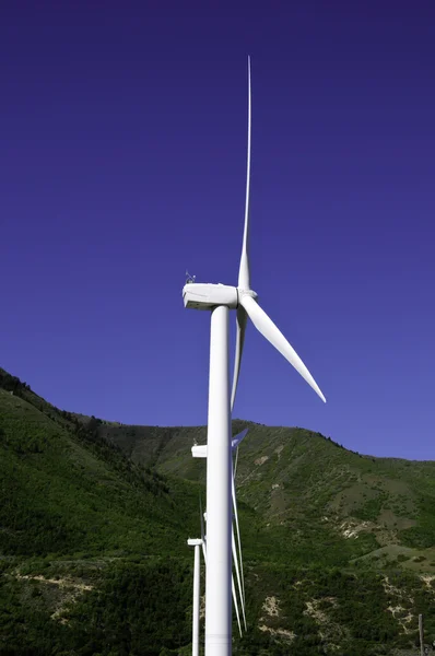 Vários moinhos de vento ou turbinas eólicas — Fotografia de Stock