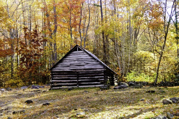 Alte Hütte in den verrauchten Bergen — Stockfoto
