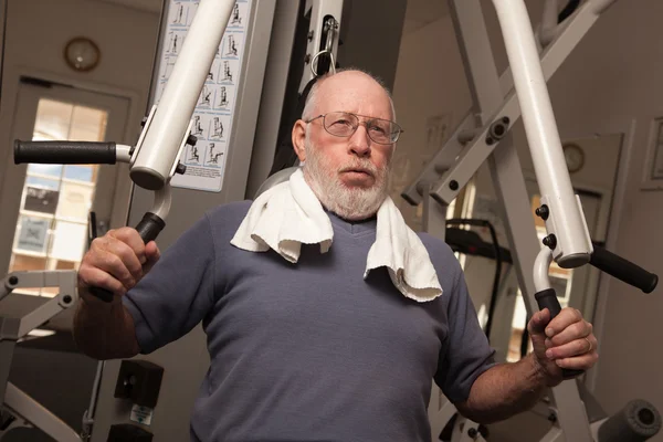 Starszy człowiek dorosły, poćwiczyć w siłowni. — Zdjęcie stockowe