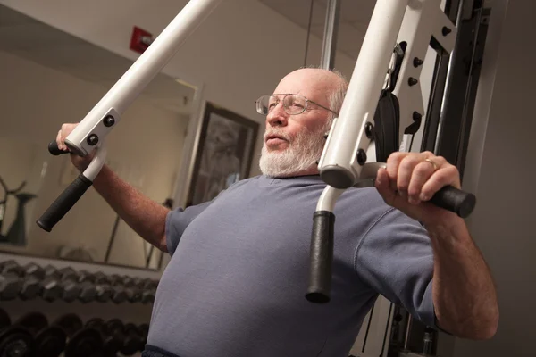 Uomo adulto anziano che si allena in palestra . — Foto Stock