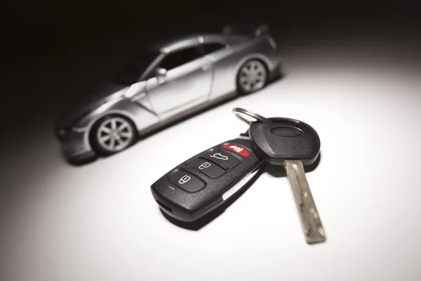 Auto sleutel en sportwagen — Stockfoto