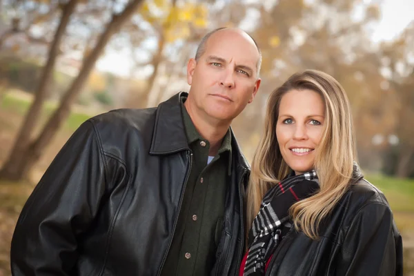 Atraktivní pár v parku s kožené bundy — Stock fotografie