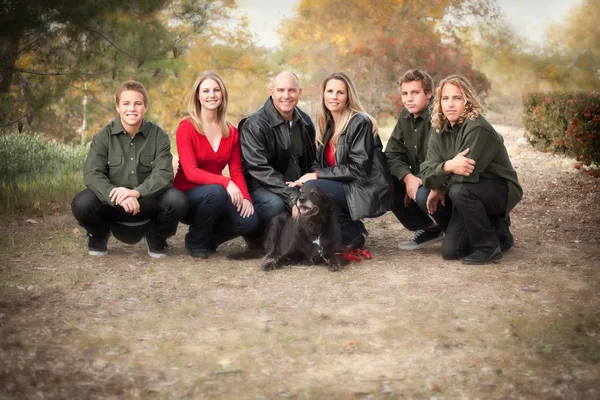 Vonzó családi jelentenek a egy portré a szabadban — Stock Fotó