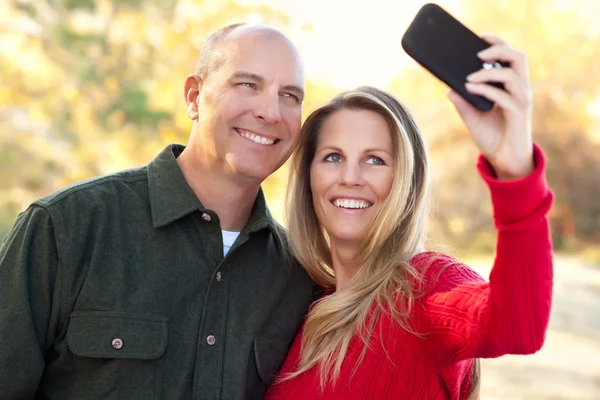 Aantrekkelijke paar poseren voor een zelfportret buitenshuis — Stockfoto