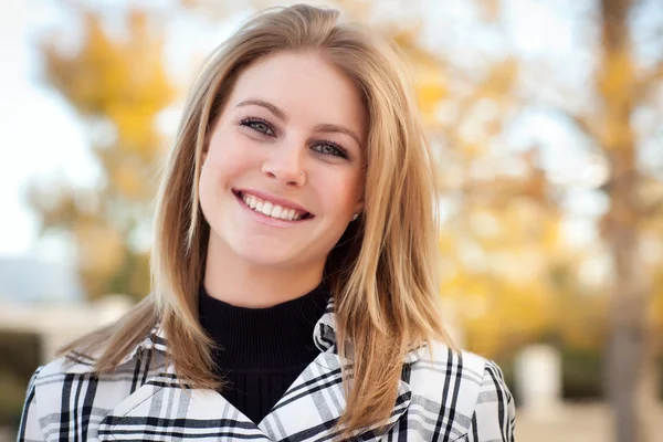 Bella giovane donna sorridente nel parco — Foto Stock