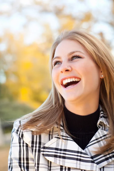 Bella giovane donna sorridente nel parco — Foto Stock