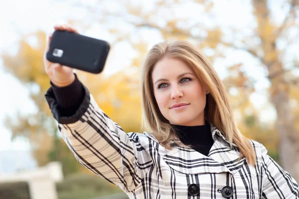 Mujer bastante joven tomando fotos con el teléfono de la cámara —  Fotos de Stock