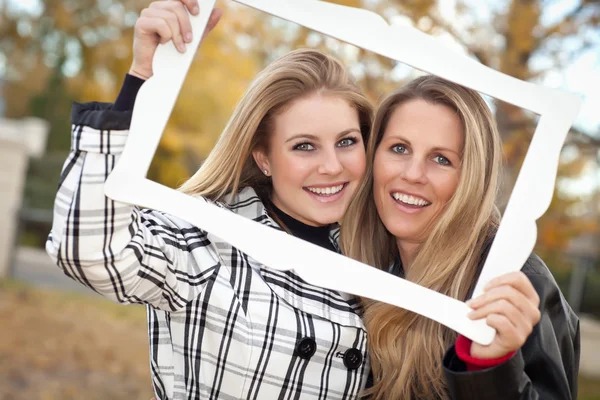 Mooie moeder en dochter portret in park met frame — Stockfoto