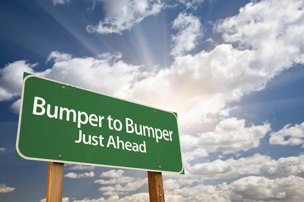 Bumper para Bumper sinal de estrada verde e nuvens — Fotografia de Stock