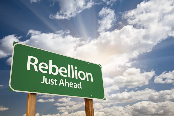 Rebellion grünes Verkehrsschild und Wolken — Stockfoto