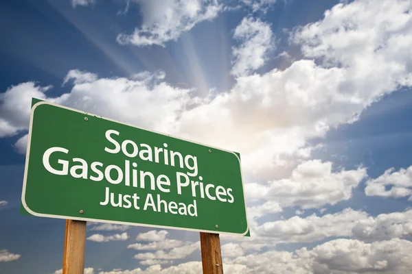 Steigende Benzinpreise grünes Verkehrsschild und Wolken — Stockfoto