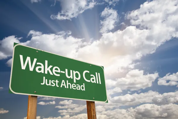 Wake-up κλήση Πράσινη πινακίδα και σύννεφα — Φωτογραφία Αρχείου