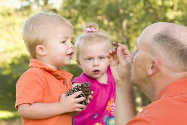 かわいい双子の子供の公園でお父さんと話します。 — ストック写真