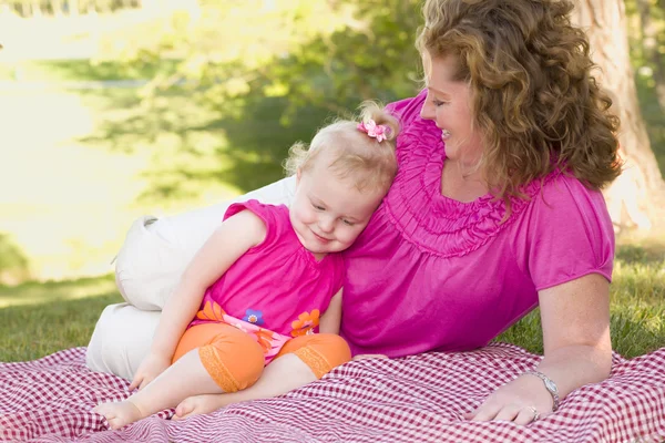 Mother and Daughter on Blanket in the Park — Stock Photo, Image