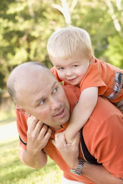 Padre e figlio a cavalluccio nel parco — Foto Stock