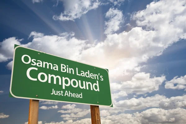 오사마 빈 라덴의 복합 녹색도로 표지판 — 스톡 사진
