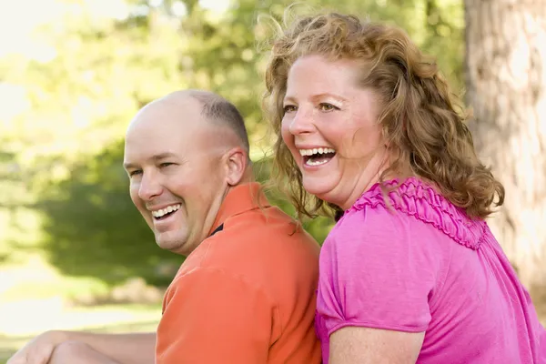Heureux couple attrayant riant dans le parc — Photo