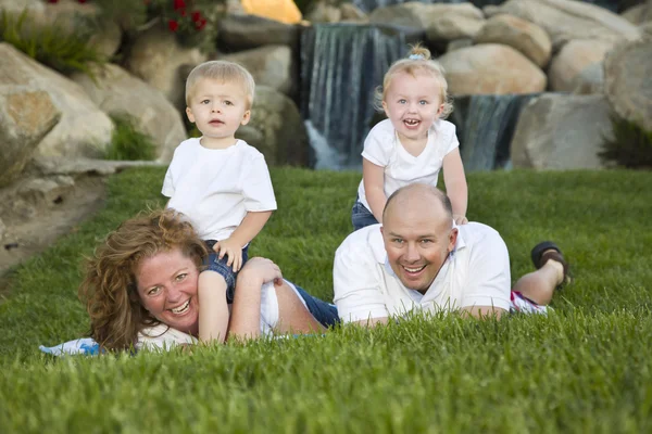 Familia joven feliz con retrato de gemelos en el parque —  Fotos de Stock