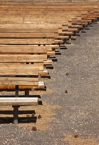 Odkryty amfiteatr drewniane siedzenia streszczenie — Zdjęcie stockowe