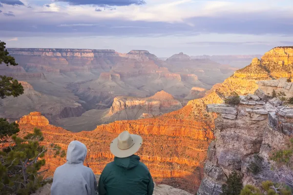 Para posiadają piękny krajobraz Wielki Kanion — Zdjęcie stockowe