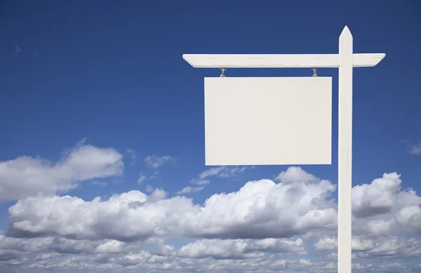 Blankes weißes Immobilienschild über Himmel und Wolken — Stockfoto