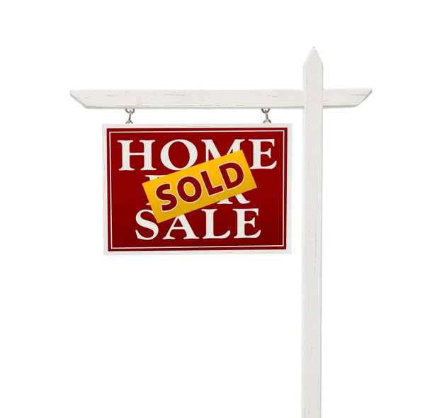Rot verkauft zum Verkauf Immobilienschild auf weiß — Stockfoto