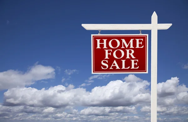 Czerwony dom sprzedaży nieruchomości Zarejestruj się przez chmury i niebo — Zdjęcie stockowe
