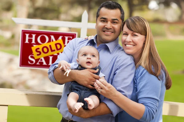 Gemischtes Rassenpaar, Baby, verkauftes Immobilienschild — Stockfoto