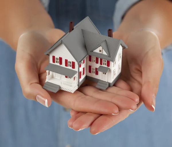 Žena držící model domů v rukou — Stock fotografie