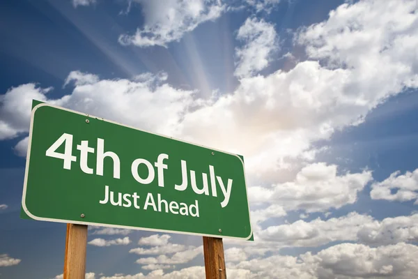 4th of July Green Road Sign Against Clouds — Stock Photo, Image
