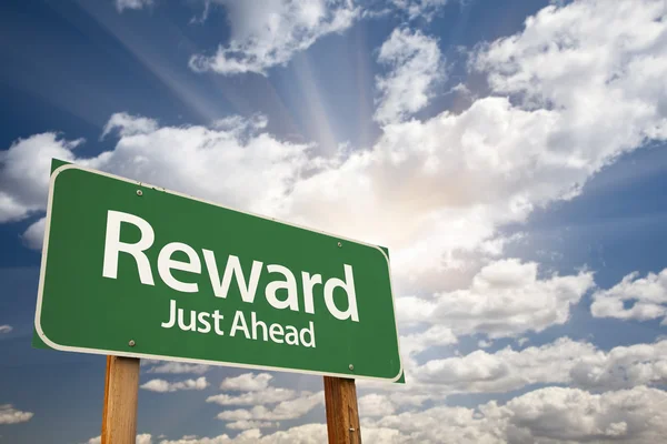 Reward Green Road Sign Against Clouds — Stock Photo, Image