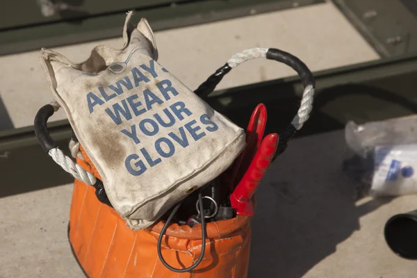 Всегда носить перчатки электрики Рабочий мешок — стоковое фото