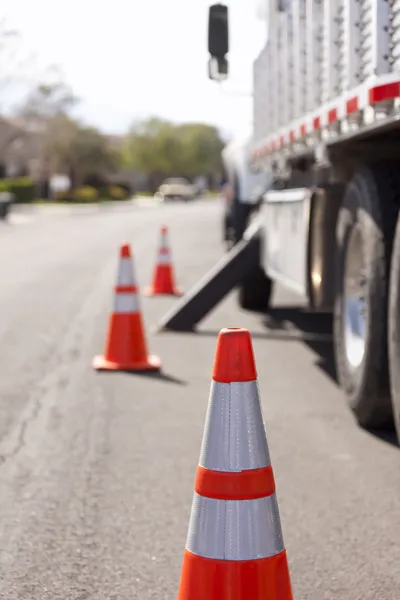 Conos de seguridad de peligro naranja y camión de trabajo — Foto de Stock
