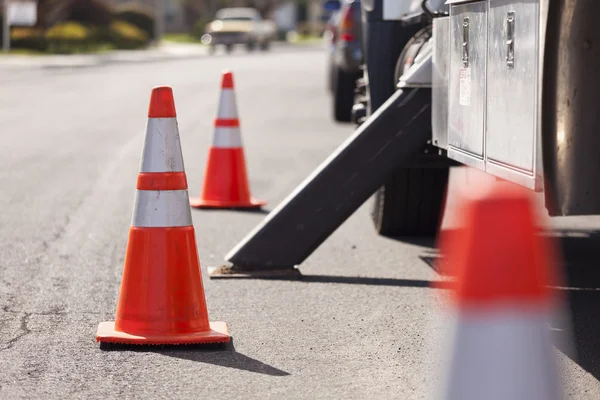 Cones de segurança de perigo laranja e caminhão de trabalho — Fotografia de Stock