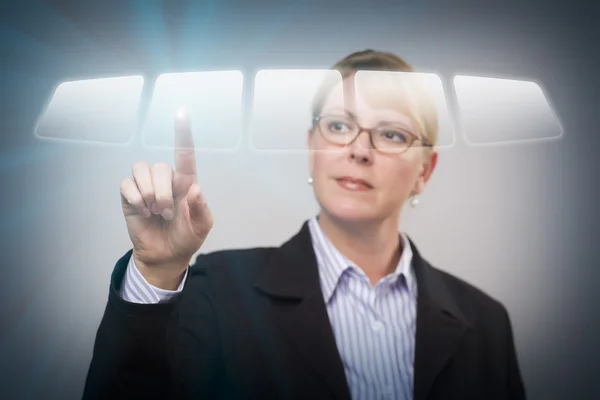 Mujer pulsando un botón de pantalla táctil interactivo —  Fotos de Stock