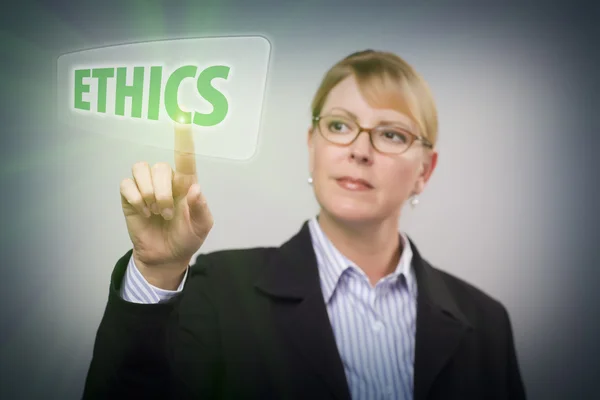 La mujer presiona el botón de ética en la pantalla táctil interactiva — Foto de Stock