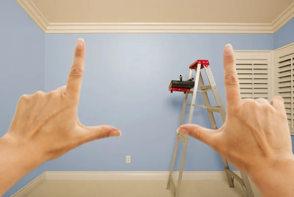 Manos enmarcando azul pintado interior de la pared —  Fotos de Stock