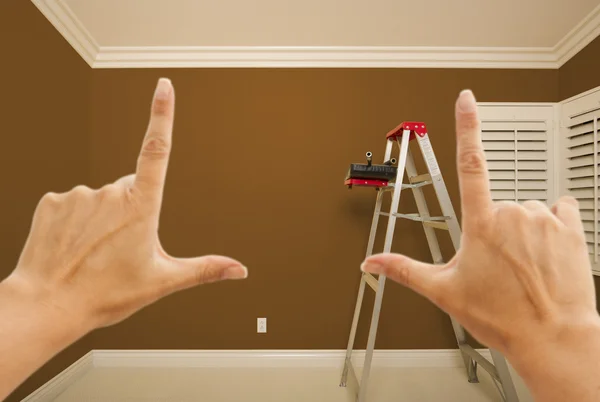 Barna, festett fal belső kialakítása kezek — Stock Fotó