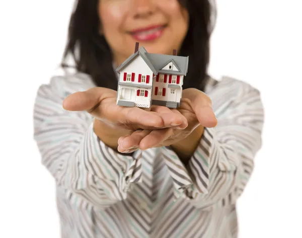 Aantrekkelijke multi-etnisch vrouw klein huis houden — Stockfoto