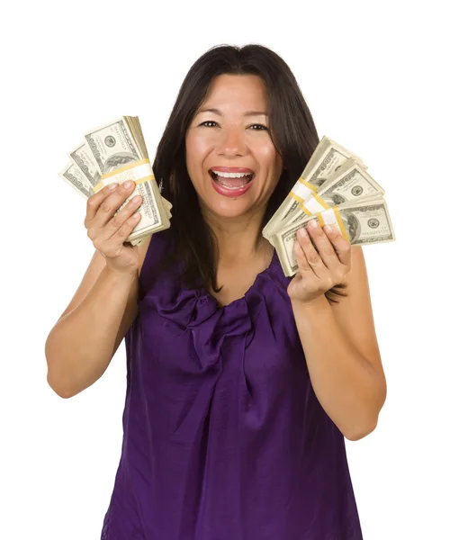 Волнующая многонациональная женщина, держащая сотни долларов — стоковое фото