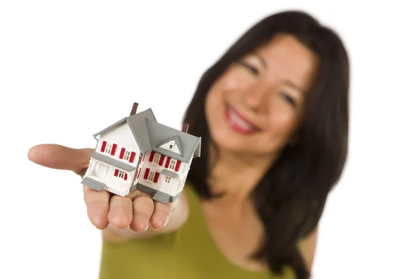 Atractiva mujer multiétnica sosteniendo una pequeña casa — Foto de Stock