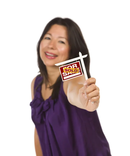 Mujer multiétnica sosteniendo letrero de bienes raíces pequeño vendido —  Fotos de Stock