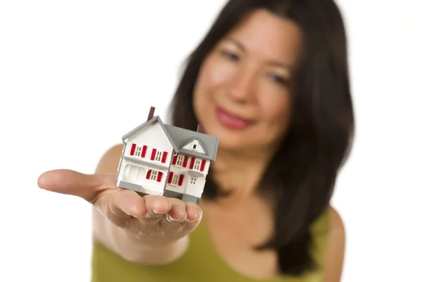 Atractiva mujer multiétnica sosteniendo una pequeña casa —  Fotos de Stock