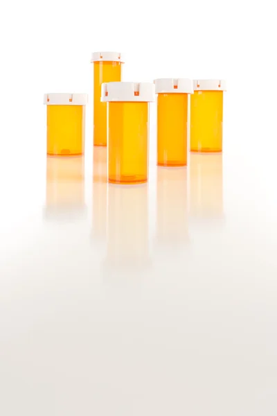 Yansıtıcı yüzeyi boş ilaç şişeleri — Stok fotoğraf