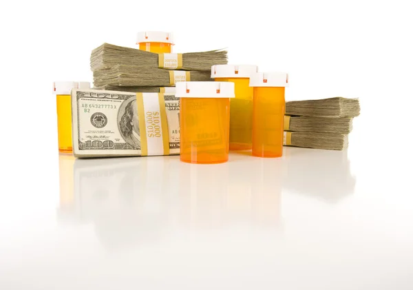 Medicin flaskor och travar av hundratals dollar — Stockfoto